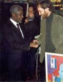 Генеральный секретарь OOH Кофи Аннан  поздравляет Илью Комова с выставкой. На вернисаже Ильи Комова. 2000 год.